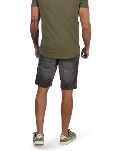 INDICODE Jeansshorts IDAlessio 70191MM kurze Hose im Knitterfalten-Look in hellgrau
