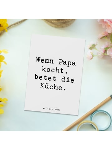 Mr. & Mrs. Panda Postkarte Vater Koch mit Spruch in Weiß