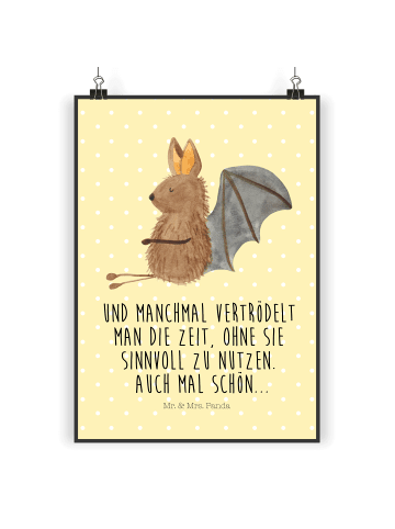 Mr. & Mrs. Panda Poster Fledermaus Sitzen mit Spruch in Gelb Pastell