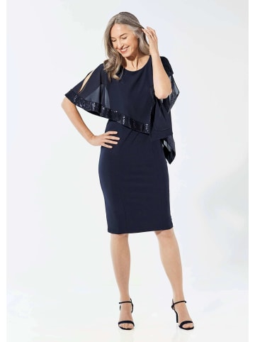 GOLDNER Kurzgröße: Kleid mit raffiniertem Chiffonüberwurf in mitternachtsblau