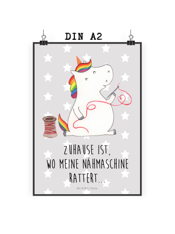 Mr. & Mrs. Panda Poster Einhorn Näherin mit Spruch in Grau Pastell