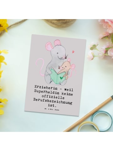 Mr. & Mrs. Panda Postkarte Erzieherin Superheldin mit Spruch in Grau Pastell
