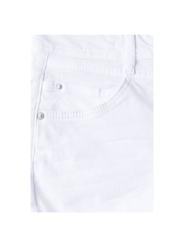 Cecil Capri in white