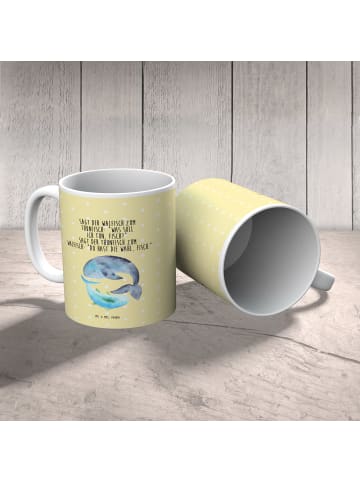Mr. & Mrs. Panda Trinkbecher Walfisch Thunfisch mit Spruch in Gelb Pastell