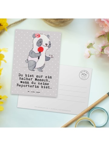 Mr. & Mrs. Panda Postkarte Reporterin Herz mit Spruch in Grau Pastell