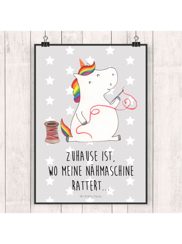 Mr. & Mrs. Panda Poster Einhorn Näherin mit Spruch in Grau Pastell
