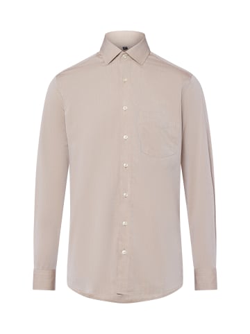 Andrew James Hemd in sand