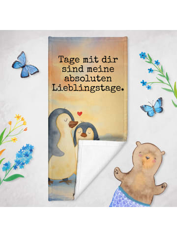Mr. & Mrs. Panda Handtuch Pinguin umarmen Design mit Spruch in Weiß