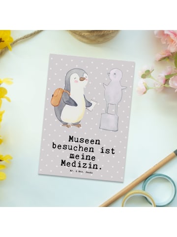 Mr. & Mrs. Panda Ansichtskarte Pinguin Museum besuchen mit Spruch in Grau Pastell