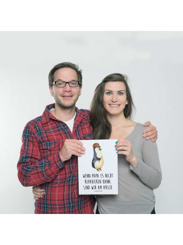 Mr. & Mrs. Panda Poster Wenn Papa es nicht reparieren kann, sind... in Weiß