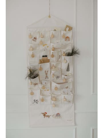 leevje Adventskalender mit gestickten Illustrationen in beige