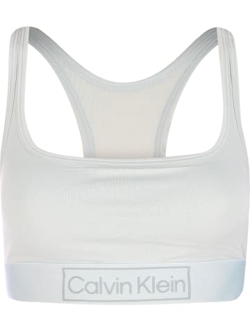 Calvin Klein BHs in aqua pool