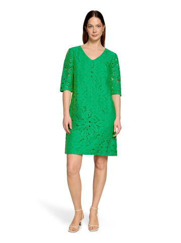 Betty Barclay Spitzenkleid mit V-Ausschnitt in Kelly Green