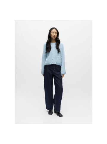 Object Pullover in winter sky