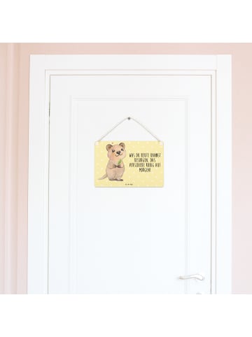 Mr. & Mrs. Panda Schild Quokka Happy mit Spruch in Gelb Pastell