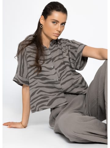 SASSYCLASSY Musselin Bluse mit Leo-Primt in Taupe