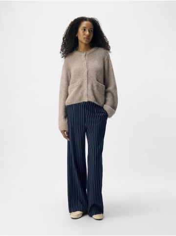 Object Pullover in humus