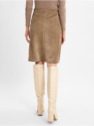 Marie Lund Roeck in taupe