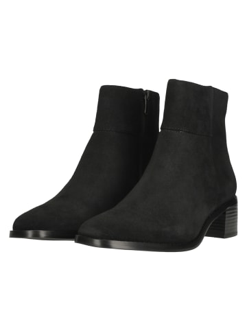 Clarks Ankle Boots Wrenn Top in 1219 Black Sde