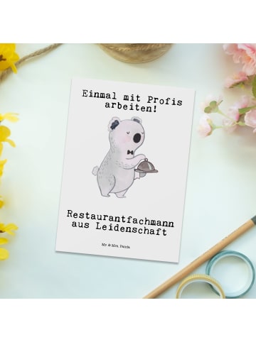 Mr. & Mrs. Panda Postkarte Restaurantfachmann Leidenschaft mit S... in Weiß