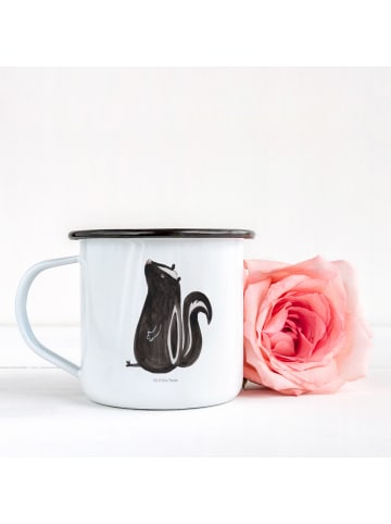 Mr. & Mrs. Panda XL Emaille Tasse Stinktier Sitzen ohne Spruch in Weiß