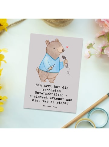 Mr. & Mrs. Panda Postkarte Arzt Unterschrift mit Spruch in Grau Pastell