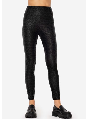 SASSYCLASSY Kunstleder Leggings mit Leo Print in Schwarz