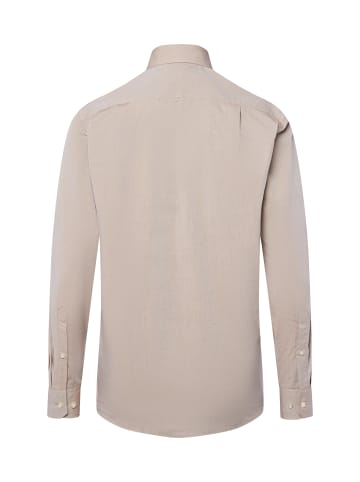 Andrew James Hemd in sand