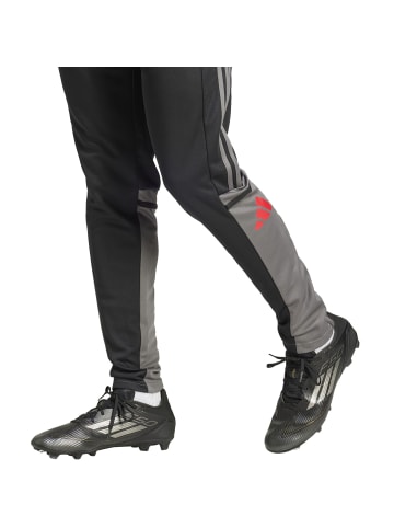 adidas Trainingshose im 3 Streifen Design in Schwarz