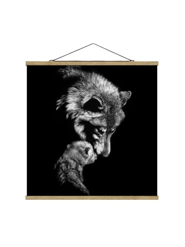 WALLART Stoffbild mit Posterleisten - Wolf vor Schwarz in Schwarz-Weiß