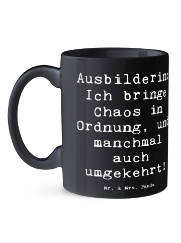 Mr. & Mrs. Panda Geschenktasse Spruch Ausbilderin Chaos Ordnung ... in Schwarz