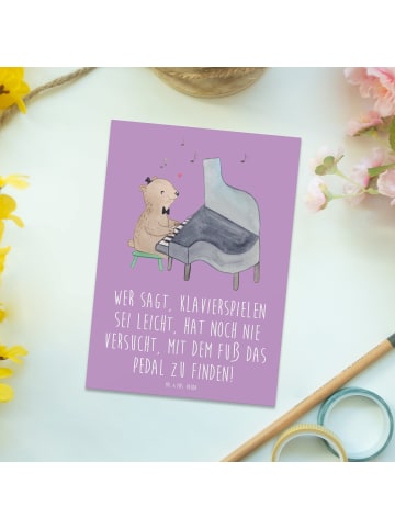 Mr. & Mrs. Panda Postkarte Klavier Herausforderung mit Spruch in Lavendeltraum