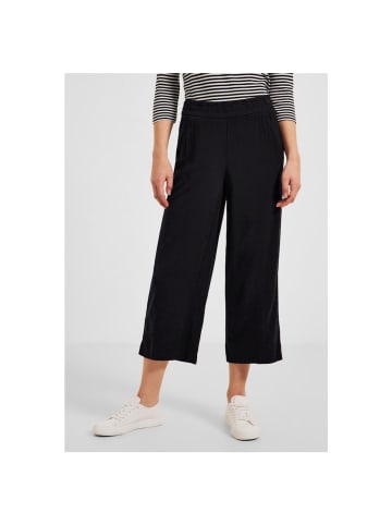 Cecil Capri in Black