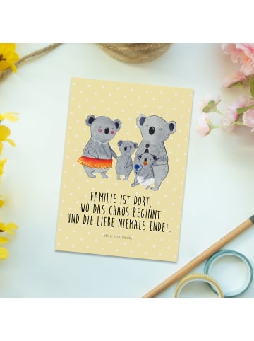 Mr. & Mrs. Panda Postkarte Koala Familie mit Spruch in Gelb Pastell