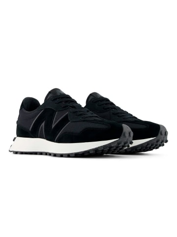 New Balance Sneakers U327 in Schwarz