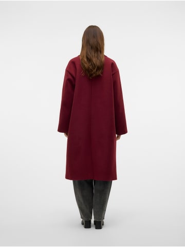 Vero Moda Mantel in Maroon Banner