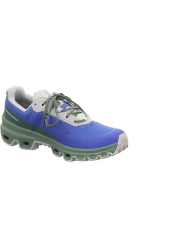 On Wanderschuh in blau