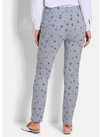GOLDNER Druckhose mit Streifen und Blüten-Muster in weiß / blau / gemustert