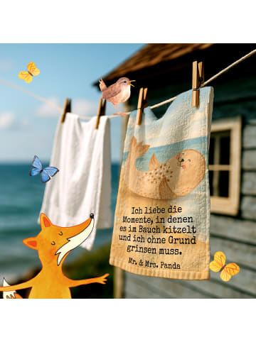 Mr. & Mrs. Panda Handtuch Robbe Liegen Design mit Spruch in Weiß
