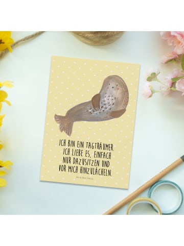 Mr. & Mrs. Panda Postkarte Robbe Lachen mit Spruch in Gelb Pastell