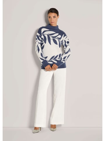 MADELEINE Moderner Winterpullover mit floralem Strickmuster in rauchblau / wollweiß