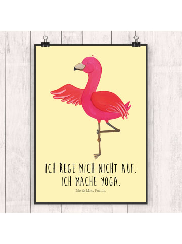 Mr. & Mrs. Panda Bild Flamingo Yoga mit Spruch in Gelb Pastell