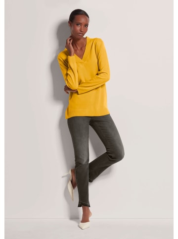 MADELEINE Feinstrickpullover mit V-Ausschnitt in goldgelb