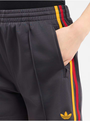 adidas Originals Shorts in anthrazit orange