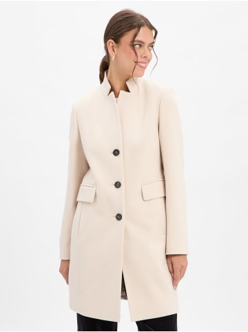 comma Mantel in sand