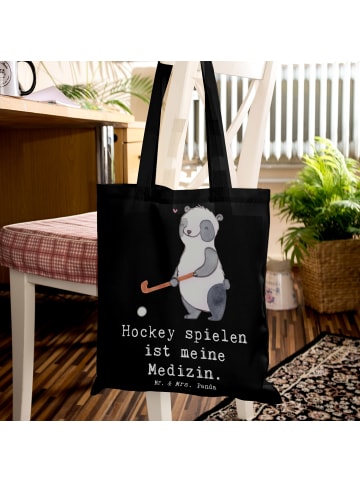 Mr. & Mrs. Panda Tragetasche Panda Hockey spielen mit Spruch in Schwarz