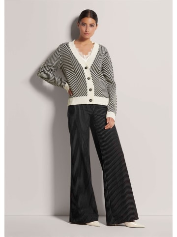 MADELEINE Cardigan aus Schurwolle mit V-Ausschnitt in schwarz / wollweiß