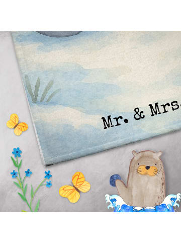 Mr. & Mrs. Panda Gästehandtuch Pinguine trösten Design ohne Spruch in Weiß