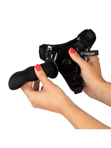 Lumunu Deluxe Strap-On Dildo mit Harness (S-XXL) in Schwarz