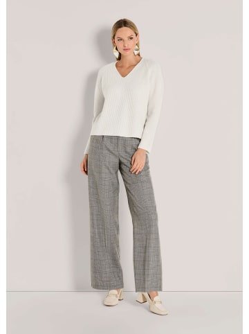 MADELEINE Lässiger Wollpullover mit V-Ausschnitt in wollweiß